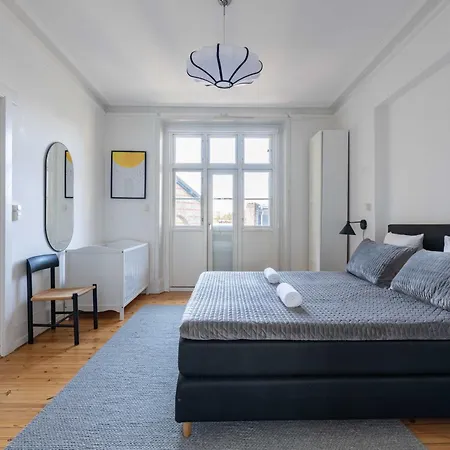 Апартаменты Spacious 3 Bedroom In Peaceful Area *