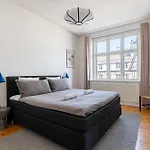 Apartment Spacious 3 Bedroom In Peaceful Area *