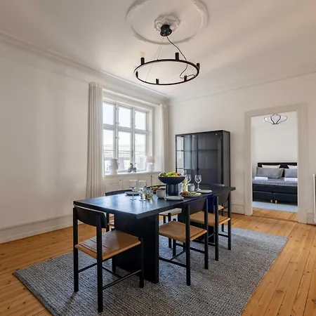 Lägenhet Spacious 3 Bedroom In Peaceful Area *