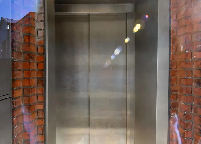 Spacious 3 Bedroom In Peaceful Area *