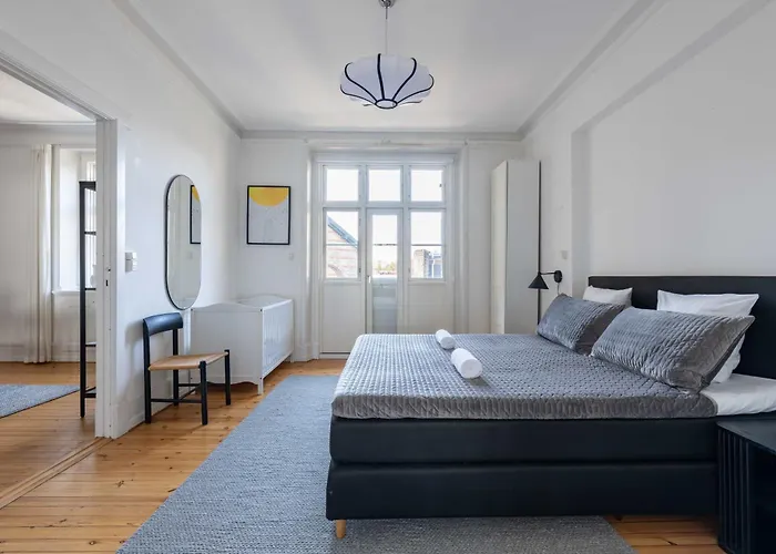 Apartment Spacious 3 Bedroom In Peaceful Area *