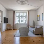 아파트 Spacious 3 Bedroom In Peaceful Area