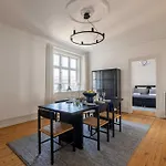 아파트 Spacious 3 Bedroom In Peaceful Area *